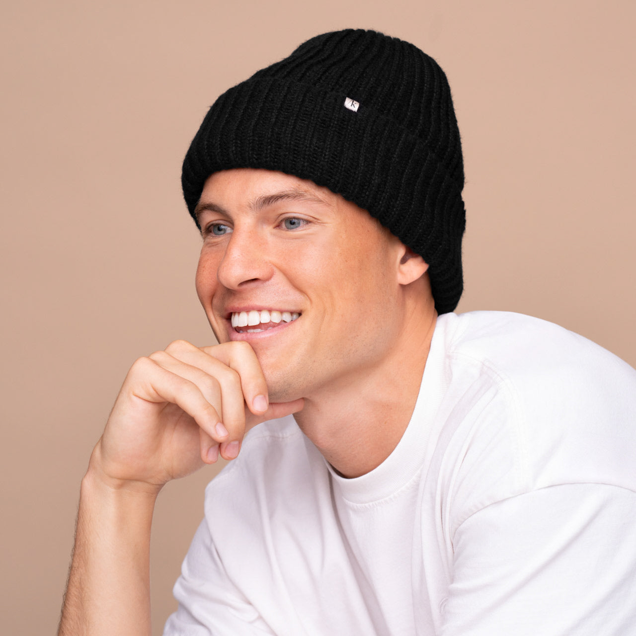 507606-GlazeySatinLinedBeanie-Black-Hair-Model-1280x1280px-1.jpg